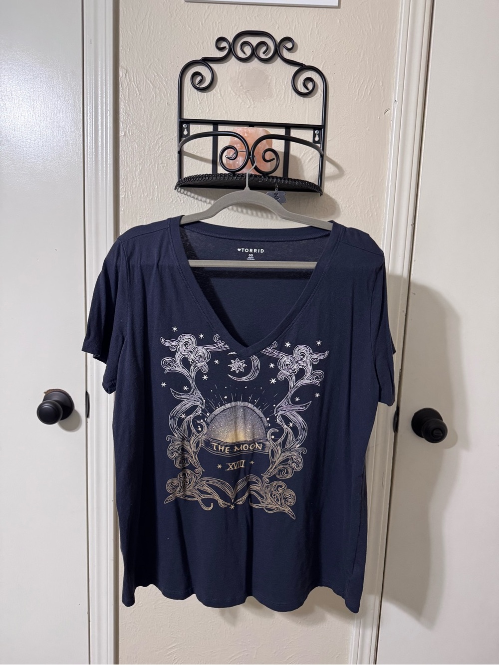 NWOT Torrid Size00 'Tarot The Moon' Graphic V-Neck Tee